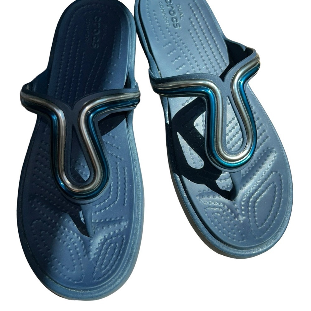 WOMEN’S Crocs Sanrah Metalblock Flat Flip navy Size 7 dual comfort sandals